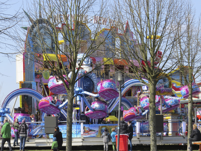 906176 Afbeelding van enkele attracties op de kermis in het Griftpark te Utrecht.